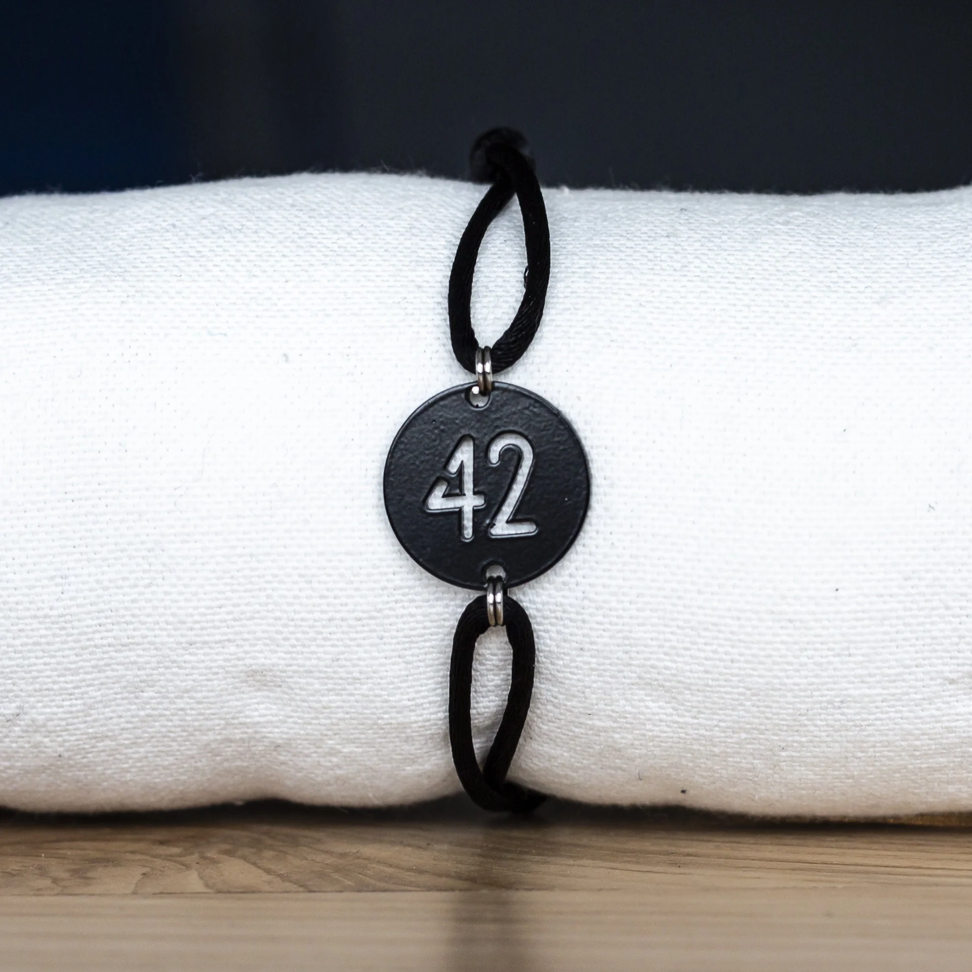 Bracelet 42 Médaille Noire Cordon Noir – Image 3