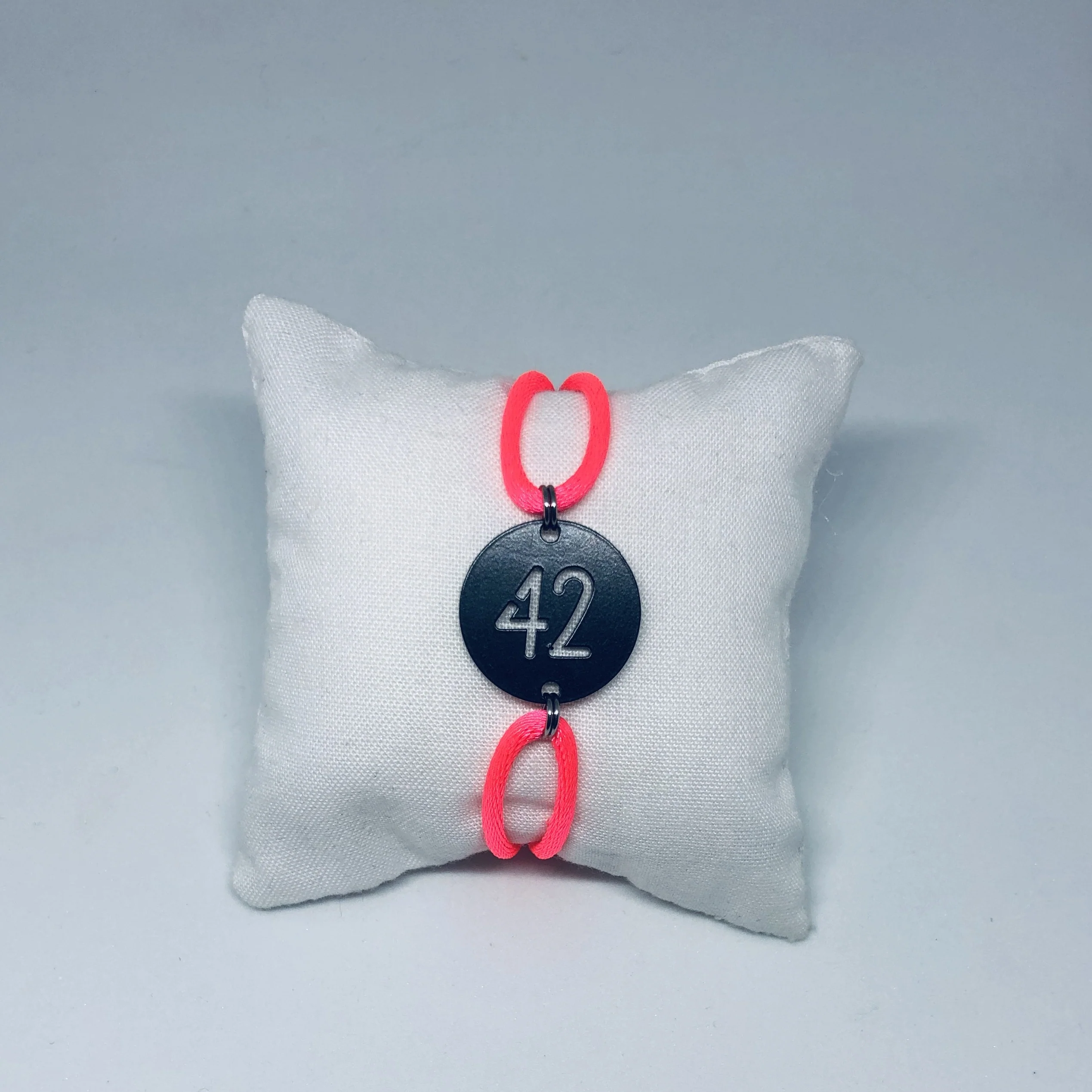 Bracelet 42 Médaille Noire Rose Fluo – Image 3