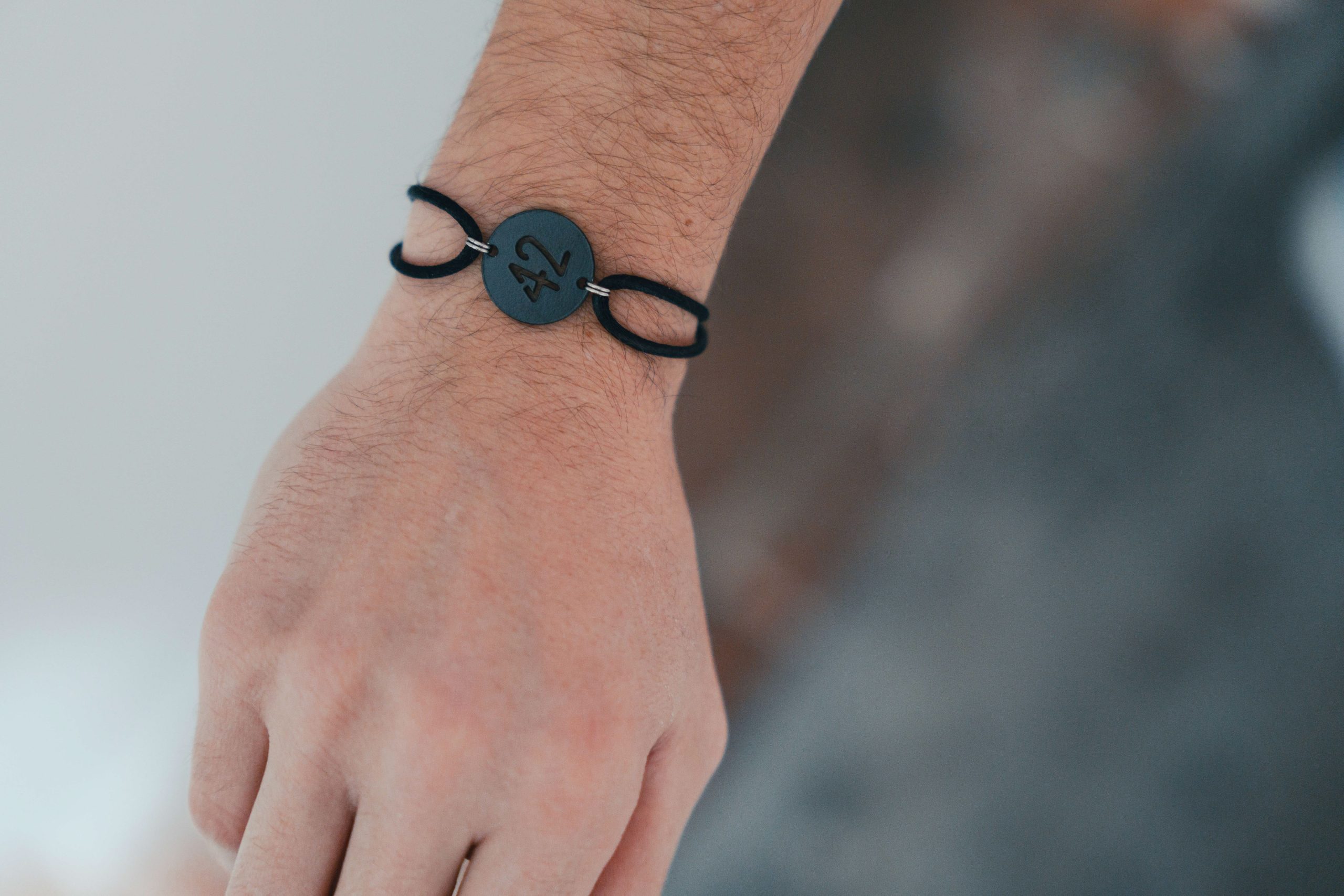 Bracelet 42 Médaille Noire Cordon Noir – Image 2